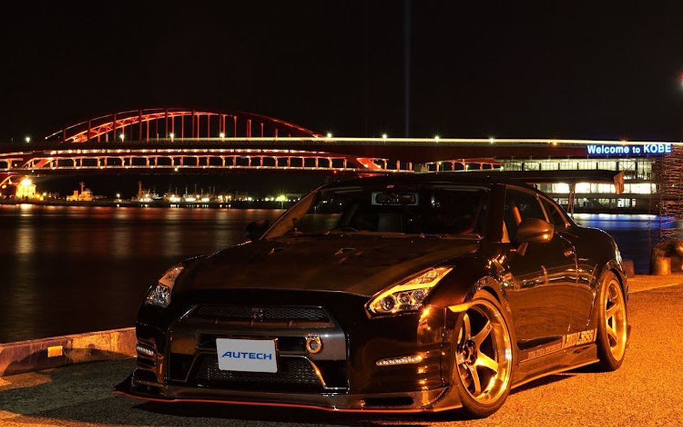 Nissan GT-R R35 黒 AUTECH 神戸ベイ